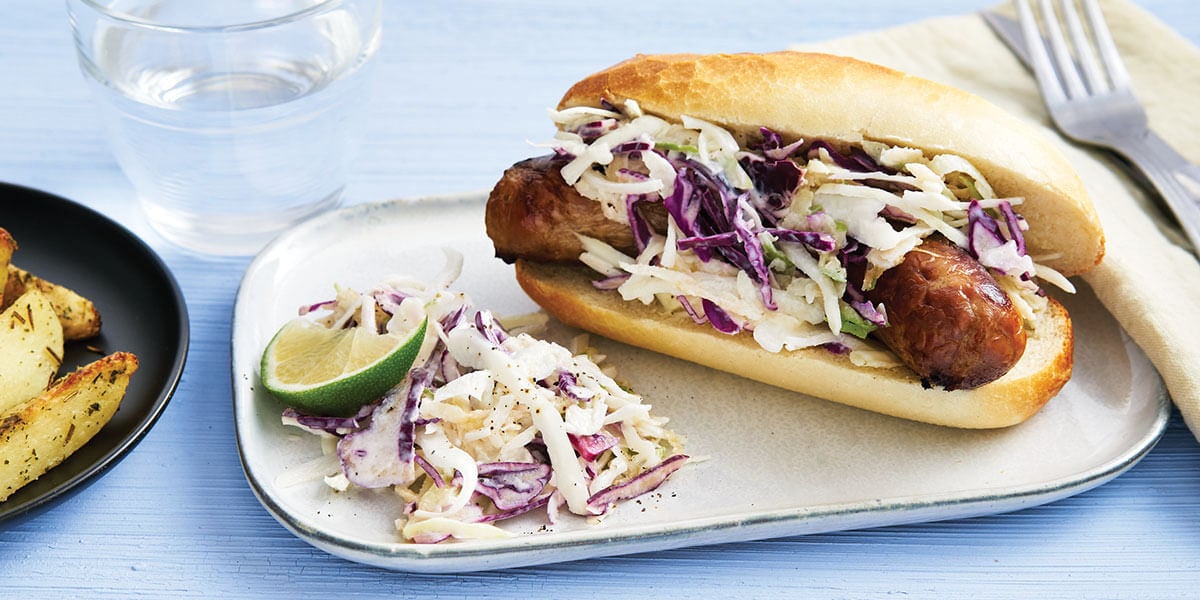 Hot dog avec salade de chou, pomme verte et pommes de terre en quartiers